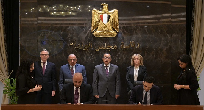 بالصور.. رئيس الوزراء يشهد توقيع اتفاقيات لإنتاج الكهرباء من الطاقات المتجددة (شمسي و رياح) وتخزينها