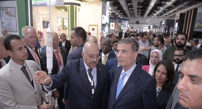 بالصور.. وزير الزراعة يؤكد اهتمام الدولة بتوطين التكنولوجيا الحديثة وصناعة الآلات والمعدات الزراعية