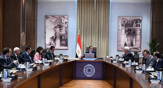 بالصور.. رئيس الوزراء يستعرض مخططا لتطوير مستشفيات “قصر العيني”