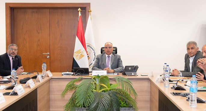 بالصور.. وزير الرى يتابع موقف النقاط الساخنة خلال فترة أقصى الإحتياجات المائية