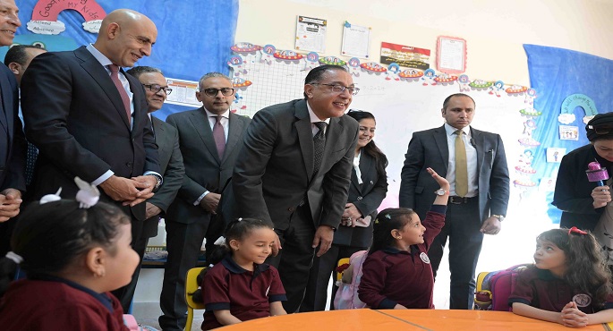 بالصور .. رئيس الوزراء يزور مدرسة السلام الرسمية المتميزة للغات