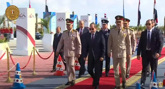 الرئيس السيسي يصل إلى مطار العلمين لافتتاح معرض مصر الدولي الأول للطيران والفضاء