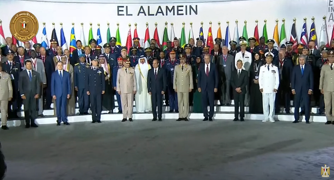 الرئيس السيسي يتوسط صورة تذكارية للمشاركين في معرض مصر الدولي الأول للطيران والفضاء