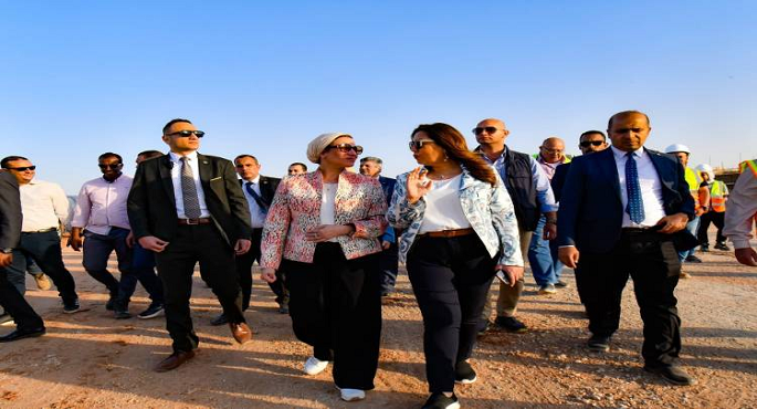 وزيرتا البيئة والتنمية المحلية تتفقدان مراحل إنشاء البنية التحتية لمدينة المخلفات بالعاشر من رمضان