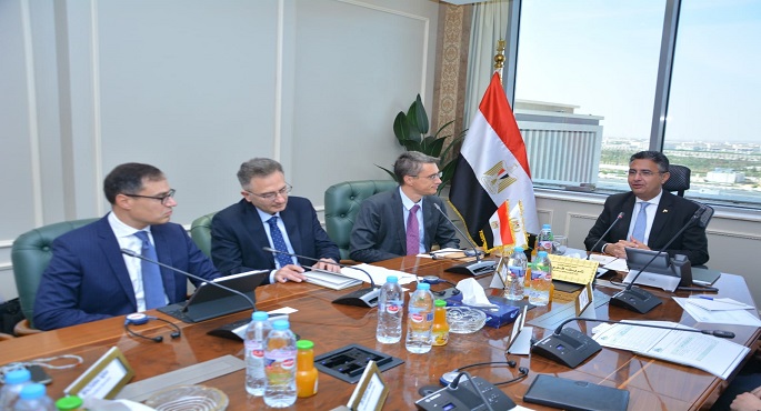 بالصور.. وزير التموين يجتمع مع وفد البنك الدولى لمتابعة  مشروع زيادة السعات التخزينية لصوامع الحبوب