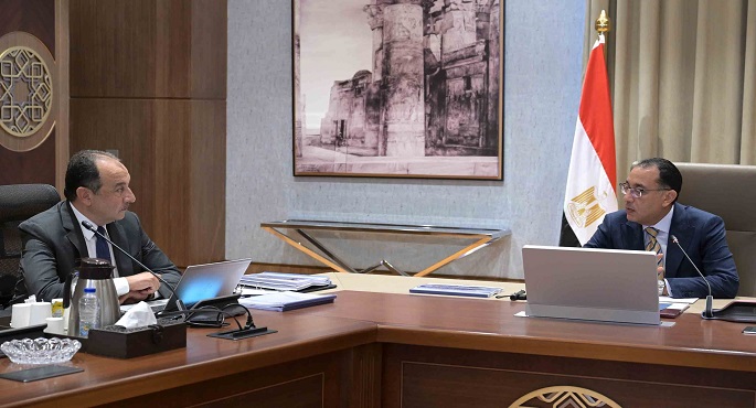 بالصور.. رئيس الوزراء يتابع مع وزير قطاع الأعمال العام ملفات عمل ومشروعات الوزارة