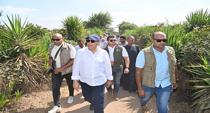 بالصور.. سويلم يتفقد حالة الرى بالقليوبية ويلتقى المزارعين لتقييم الموسم الصيفي