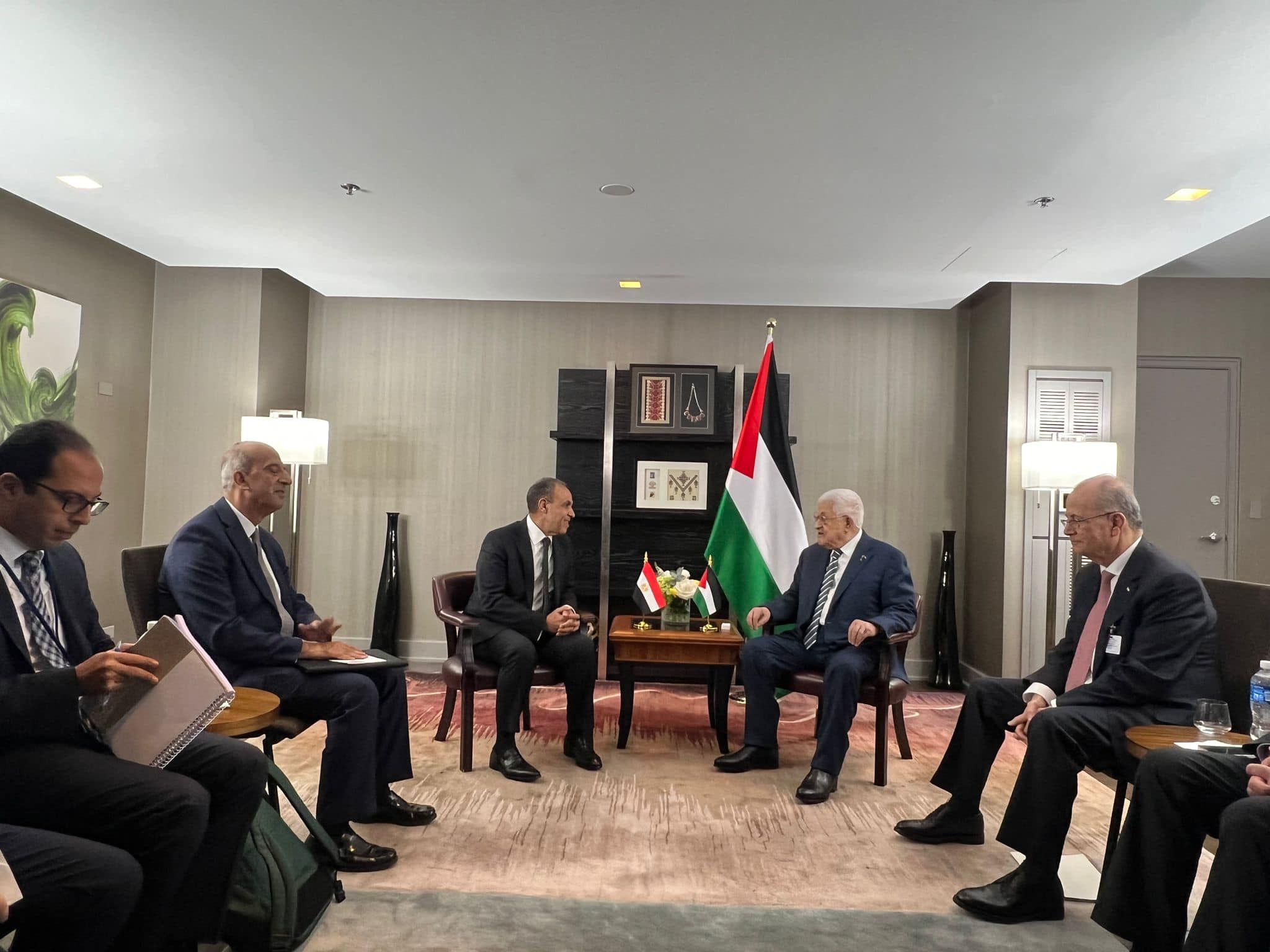 وزير الخارجية يؤكد للرئيس الفلسطيني دعم مصر الكامل للسلطة الوطنية