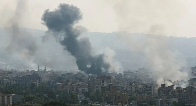غارات إسرائيلية على بلدات جنوب لبنان.. وحزب الله يطلق صواريخ ‏على قاعدة “غليلوت”