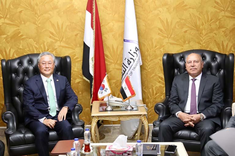 بالصور .. وزير الصناعة يبحث مع سفير كوريا الجنوبية سبل تعزيز التعاون بين البلدين بمجالي الصناعة والنقل