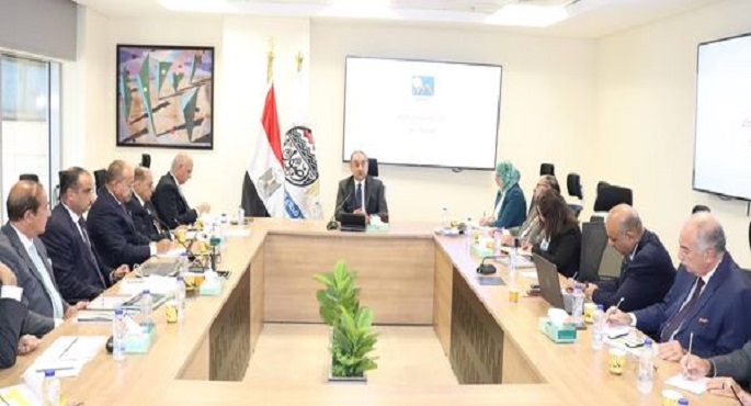 وزير قطاع الأعمال العام يعقد اجتماعا موسعا بالرؤساء التنفيذيين لشركات “القابضة للسياحة والفنادق”