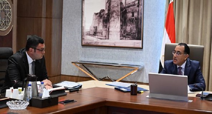 بالصور.. رئيس الوزراء يتابع مع وزير الإسكان عددا من ملفات عمل الوزارة