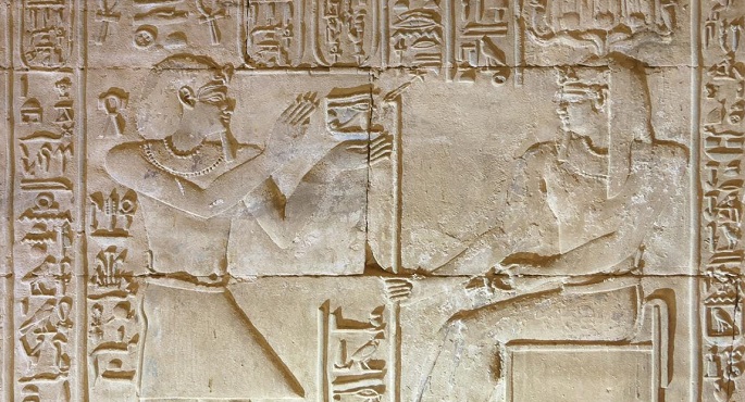 بالصور .. مشروع ترميم معبد إدفو يكشف عن نقوش ملونة لأول مرة بسطح المعبد