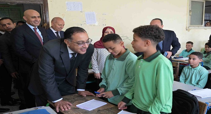 بالصور .. رئيس الوزراء يقوم بزيارة لمدرسة محمد متولي الشعراوي بإدارة السلام