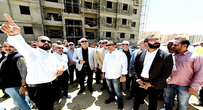 بالصور .. وزير الإسكان يتفقد سير العمل بوحدات المبادرة الرئاسية “سكن لكل المصريين” بأكتوبر الجديدة