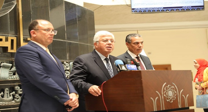بالصور.. وزير التعليم العالي يجتمع بمجلس جامعة حلوان للاطمئنان على انتظام سير العملية التعليمية