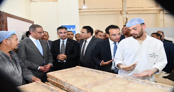 بالصور..وزير التموين ومحافظ الفيوم يتفقدان المخبز الآلي  بفرع مطاحن مصر الوسطى