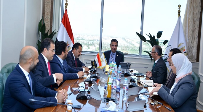 وزير التموين يبحث الفرص التمويلية والاستثمارية المتاحة من قبل بنك أبو ظبي الأول