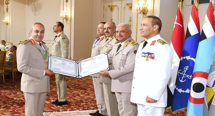 بالفيديو.. وزير الدفاع والإنتاج الحربى يكرم عددا من القادة  بوسام الجمهورية من الطبقة الثانية