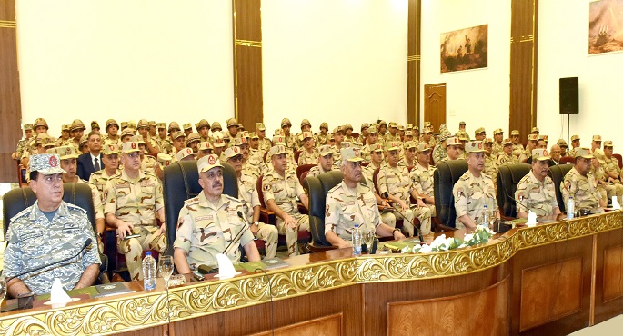 بالصور .. وزير الدفاع يشهد تنفيذ المرحلة الرئيسية لمشروع مراكز القيادة الإستراتيجى التعبوى التخصصي للقوات الجوية وقوات الدفاع الجوى