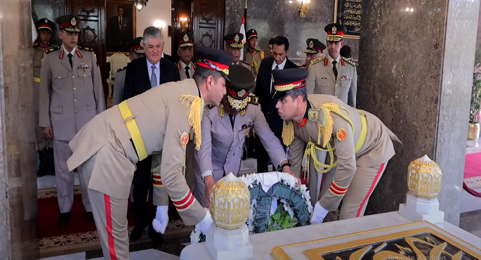 بالفيديو ..الرئيس السيسي ينيب وزير الدفاع لوضع أكليل من الزهور على قبر الزعيم الراحل جمال عبدالناصر
