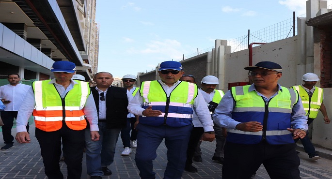 بالصور.. وزير قطاع الأعمال يتفقد مشروع “جراند فيو سموحة” بالإسكندرية ويلتقي عددا من ساكنيه