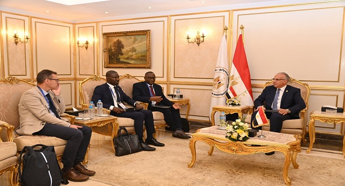 بالصور.. ضمن فعاليات اسبوع القاهرة للمياه.. وزير الري يلتقي مدير إدارة المياه بالبنك الافريقي للتنمية