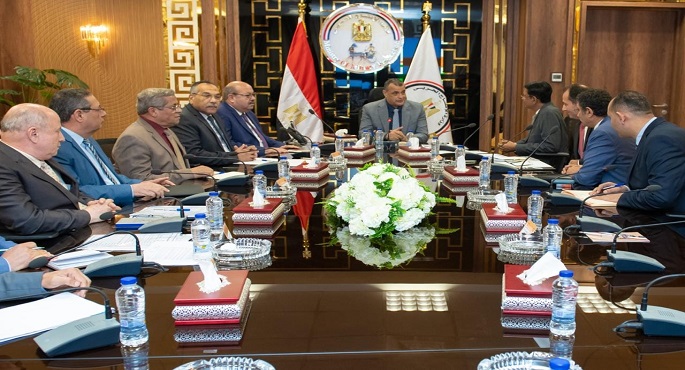بالصور.. وزير الإنتاج الحربى يبحث أوجه التعاون مع ممثلى شركة أشوك ليلاند الهندية