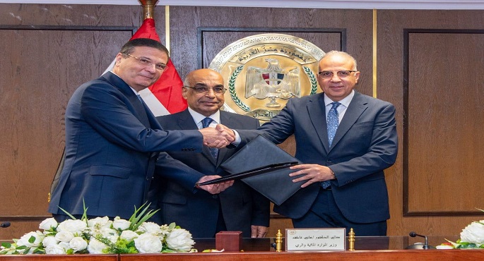 بالصور.. وزيرا الري والزراعة يوقعان اتفاق تسوية مع شركة القناة للسكر بحضور وزير العدل