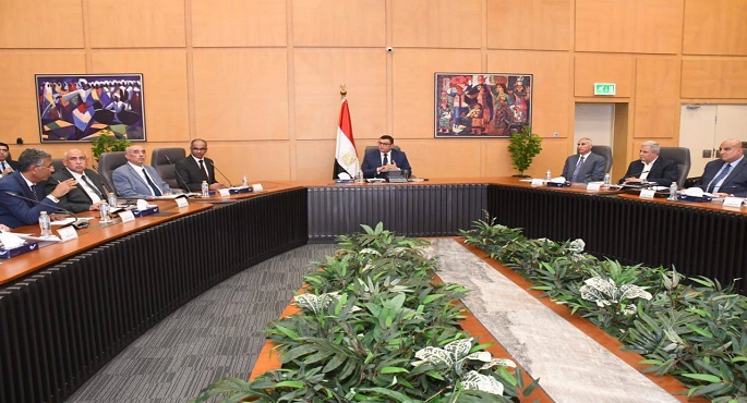 بالصور .. وزير الإسكان يستعرض موقف مشروعات مياه الشرب والصرف الصحي المقرر الانتهاء منها يونيو المقبل