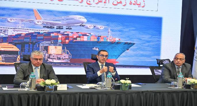 بالصور.. وزير الاستثمار يترأس اجتماع موسع لمناقشة ملف الإفراج الجمركي وفحص رسائل الواردات