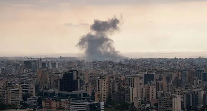 22 قتيلاً في غارة على شمال لبنان.. صواريخ حزب الله تدفع ملايين الإسرائيليين للملاجئ
