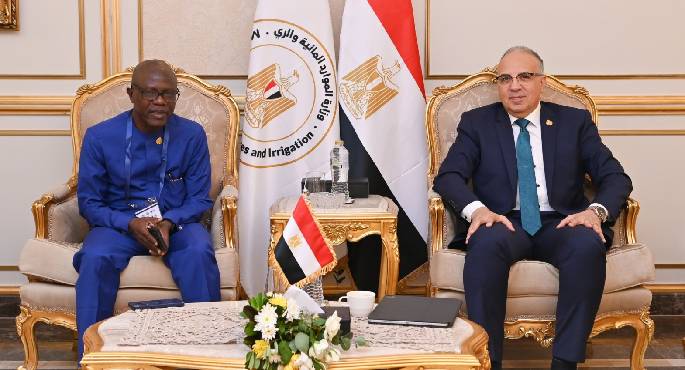 وزير الرى يلتقى المدير التنفيذي للجنة الوطنية لمياه الشرب والصرف الصحي بدولة ليبيريا