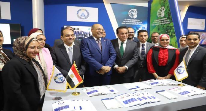 بالصور.. وزيرا الصحة والعمل يتفقدان معرض المؤتمر العالمي للسكان والصحة والتنمية البشرية