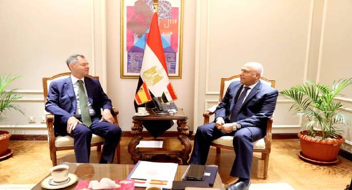 وزير الصناعة يبحث مع سفير إسبانيا بالقاهرة سبل تعزيز مجالات التعاون بين البلدين