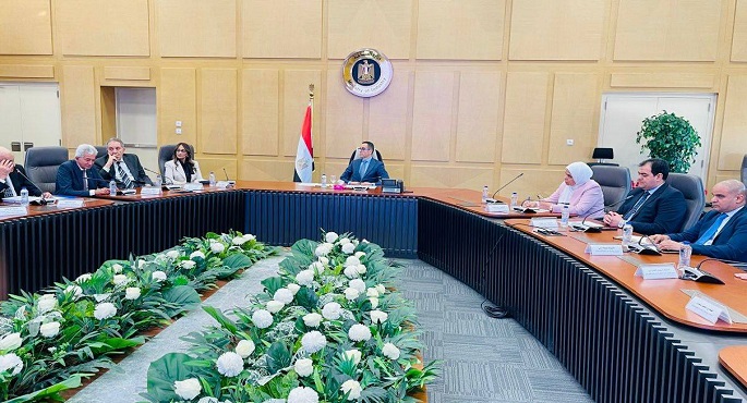 بالصور.. وزير الاستثمار يبحث مع وكلاء شركات السيارات العالمية والموزعين توطين صناعة السيارات بمصر