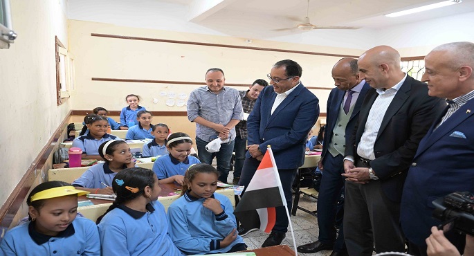 بالصور.. رئيس الوزراء يزور مدرسة وادي الملكات الابتدائية المشتركة بمدينة الأقصر