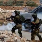 قوات الاحتلال تطلق الرصاص الحي على الفلسطينيين خلال اقتحام قريتين في رام الله