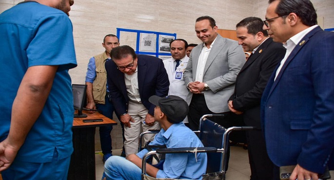 بالصور.. وزير الصحة يستطلع آراء المواطنين عن مستوى خدمات التأمين الصحي الشامل بمحافظة الاقصر