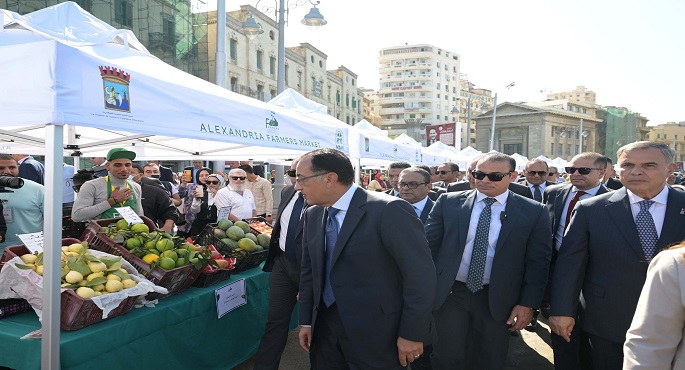 بالصور.. رئيس الوزراء يتفقد سوق اليوم الواحد بمحطة الرمل بالإسكندرية