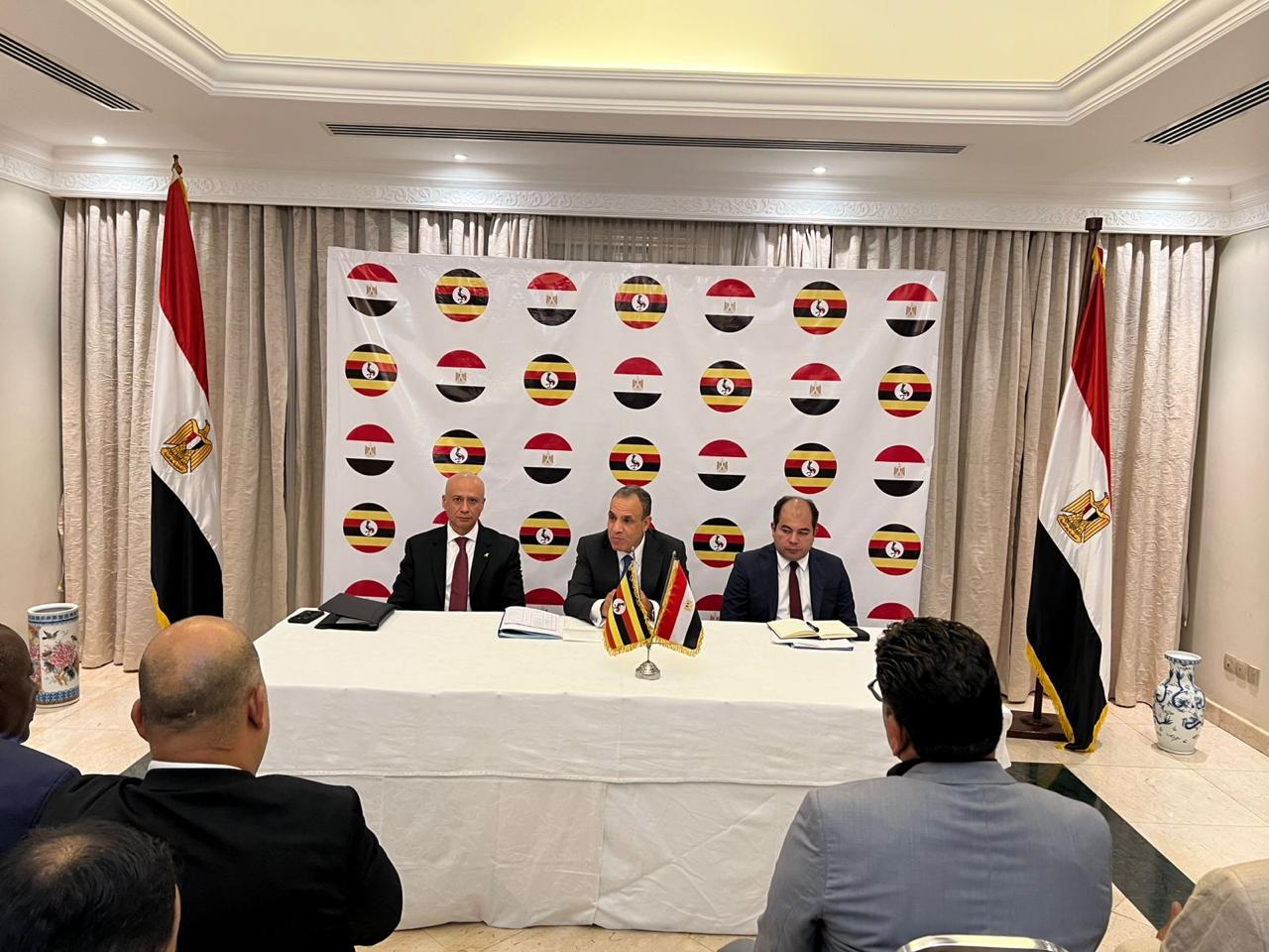 بالصور.. وزير الخارجية يعقد لقاءً مع رجال أعمال أوغنديين
