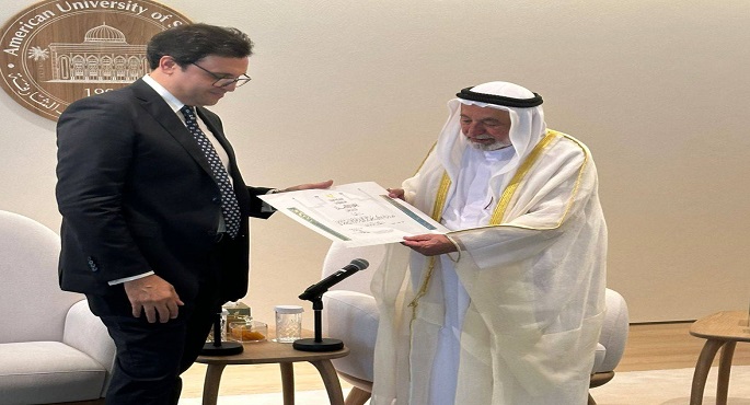 بالصور.. وزير الثقافة يُسلم سلطان بن محمد القاسمي حاكم الشارقة “جائزة النيل للمبدعين العرب”
