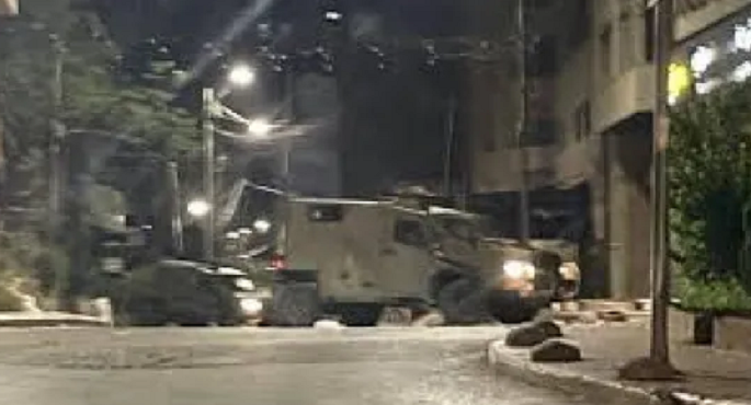قوات الاحتلال تداهم منازل الفلسطينيين في دير أبو مشعل