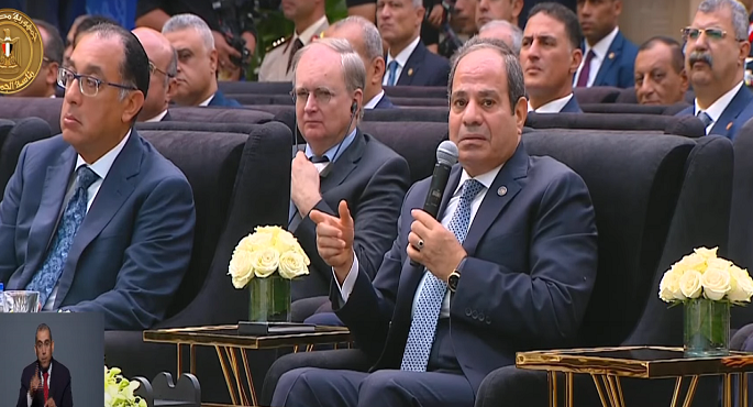 بالفيديو ..السيسي: الدولة لم تملك خيارا سوى تطوير منظومة النقل والسكك الحديدية