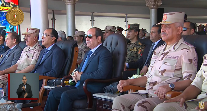 الرئيس السيسي يشهد تفتيش حرب الفرقة السادسة المدرعة بالجيش الثاني الميداني