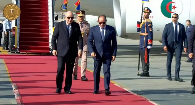 بالفيديو والصور .. الرئيس السيسي يستقبل نظيره الجزائري بمطار القاهرة الدولي