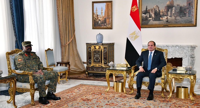 بالصور.. الرئيس السيسي يبحث مع قائد قوات الدفاع الشعبية الأوغندية الأوضاع الإقليمية والقارية