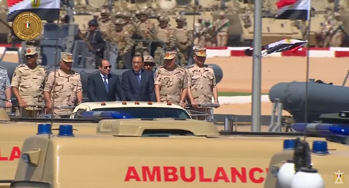 بالفيديو.. الرئيس السيسي يتفقد اصطفاف الفرقة السادسة المدرعة بالجيش الثاني الميداني بالإسماعيلية