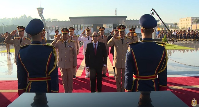 بالفيديو.. الرئيس السيسي يضع أكاليل الزهور على قبر الجندي المجهول والزعيمين أنور السادات وجمال عبد الناصر