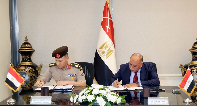 القوات المسلحة توقع عقد إتفاق مع شركة أبو قير لتداول الحاويات